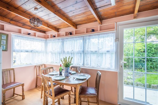 THE COTTAGE DINING AREA